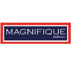 Logo van Magnifique Fashion in wit op donkerblauwe achtergrond met rode rand.