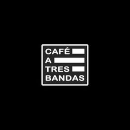 Logo con texto: "Café a Tres Bandas" en fondo negro y letras blancas.