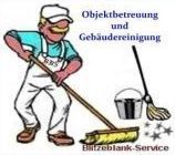 Karikatur von einem Reinigungspersonal neben einem Eimer und Wischmopp; Text: "Objektbetreuung".