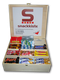 Holzkiste mit verschiedenen Snacks wie Haribo, KitKat und Snickers in Fächern.