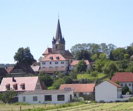 Dorfansicht mit Kirche 