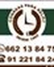 Logotipo circular con un reloj en el centro y dos números de teléfono debajo sobre fondo verde.