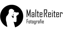 Silhouette eines Fotografen vor schwarzem Kreis, daneben der Text "Malte Reiter Fotografie".