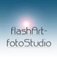Textlogo vor blauem Hintergrund: "flashArt-fotoStudio" mit Lichtreflexion im Hintergrund.