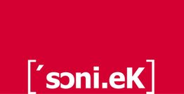 Roter Hintergrund mit weißem Text: ’sɔni.eK, umrahmt von Klammern.