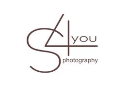 Logo mit stilisierten Buchstaben "S4you photography" in brauner Schrift auf weißem Hintergrund.