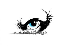 Ein stilisiertes blaues Auge mit Wimpern, darunter steht "www.unbemanntes-luftfahrzeug.de".