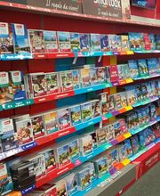 Scaffale con guide turistiche colorate in libreria.