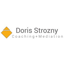 Logo mit gelbem Rhombus und Text: "Doris Strozny Coaching + Mediation".