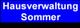 Blaues Schild mit weißem Text: "Hausverwaltung Sommer".