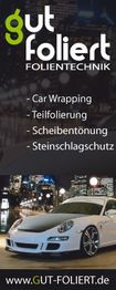 Ein weißes Auto vor einer Stadt bei Nacht, Text: Car Wrapping, Teilfolierung, Scheibentönung.