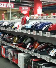 Scaffali di aspirapolvere esposti in un negozio di elettronica. Cartelli e prezzi visibili.