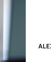 Ein Mann steht an der Wand, daneben ein Logo aus blauen Punkten und der Name Alexander Klein.