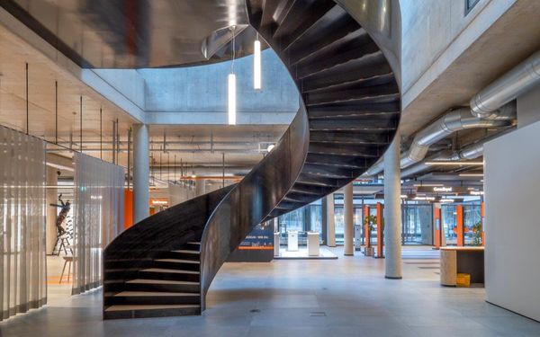 Wendeltreppe aus Stahl in einem Verwaltungsgebäude.