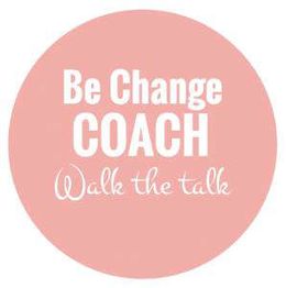 Rund, lyserød cirkel med teksten: "Be Change COACH Walk the talk".