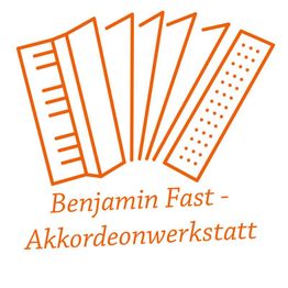 Akkordeonzeichnung mit Text: "Benjamin Fast - Akkordeonwerkstatt" in orange Schrift.
