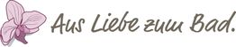 Blasslila Orchidee und Schriftzug: "Aus Liebe zum Bad." in eleganter Schrift.