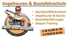 Mann mit großem Fisch, Text bewirbt Angeltouren und Bootsfahrkurse, Telefonnummern sichtbar.