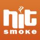Logo mit Schriftzug "nit smoke" auf orangenem Hintergrund, mit Rauchlinien über dem "i".