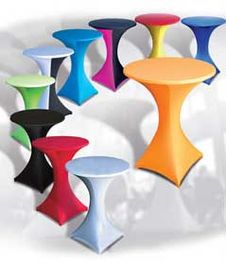 Bunte Stehtische in verschiedenen Farben, wie Orange, Blau und Pink, auf einer weißen Fläche.