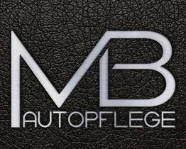 Schwarzes Lederbild mit dem weißen Logo "MB Autopflege".