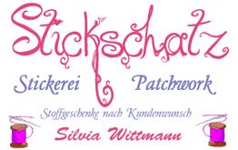 Stickerei- und Patchwork-Logo in Rosa und Lila mit Garnrollen. Text: Silvia Wittmann.
