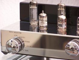 Retro-Verstärker mit Glaskolben und Drehreglern; Beschriftung „Input Selector“.