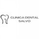 Logotipo blanco y negro de Clínica Dental Salvo con dibujo de muela estilizada.