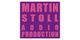 Lila Quadrat mit pinkem Text: "Martin Stoll Audio Production".