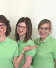 Gruppe von fünf Frauen in grünen Hemden mit dem Text "Ergotherapie für Jung und Alt Mandy Mildner".