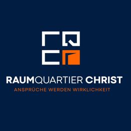 Logo von Raumquartier Christ, mit Slogan: "Ansprüche werden Wirklichkeit", auf dunkelblauem Hintergrund.