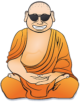 Lächelnder Mönch in orangefarbener Robe, trägt Sonnenbrille und sitzt meditierend.