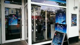 Außenansicht eines Handyshops mit Plakaten, auf denen LTE- und DSL-Angebote beworben werden.