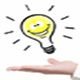 Hand hält lachende Glühbirne als Symbol für eine gute Idee.