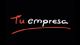 Texto "Tu empresa" en fondo negro, con letras blancas y rojas subrayadas.