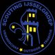 Logo van Scouting IJsselgroep met een toren en fleur-de-lis, tekst over vriendschap en traditie.