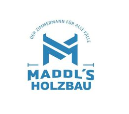 Blaues Logo von Maddl's Holzbau mit Slogan "Der Zimmermann für alle Fälle."