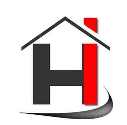 Logo mit stilisiertem Haus und Buchstaben "H" in Schwarz und Rot.