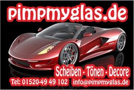 Rotes Sportauto mit Website "pimpmyglas.de", Kontaktinformationen und Dienstleistungen.