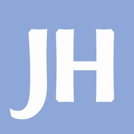 Weiße Buchstaben "JH" auf hellblauem Hintergrund.