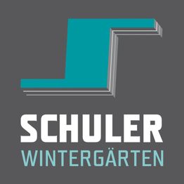 Logo von Schuler Wintergärten mit blauem und grauem Design auf grauem Hintergrund.