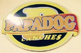 Logotipo redondo amarelo com "PAPADOG LANCHES" escrito em letras grandes.