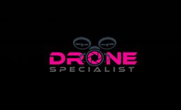 Logo met de tekst "DRONE SPECIALIST" in roze en grijs, met drone-icoon erboven.