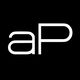 Schwarzer Hintergrund mit weißen Buchstaben „aP“.