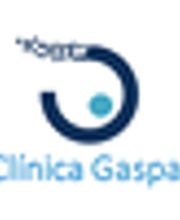 Logotipo borroso de "Clínica Gaspar" con diseño circular azul.