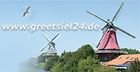 Zwei Windmühlen und ein Vogel am Himmel, Website-Text "www.greetsiel24.de" im Bild.