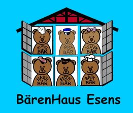 Sechs Bären in einem Hausfenster, alle mit verschiedenen Hüten: Nudelbär, Postbär, Seifenbär usw.