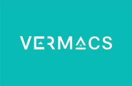 Weißer "VERMACS"-Text auf türkisem Hintergrund, Buchstaben enthalten geometrische Symbole.