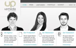 Website einer Medienagentur mit drei Personen und Dienstleistungsbeschreibungen in Schwarz-Weiß.