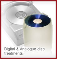 CD-Reiniger vor einem CD-Player mit blauem Medium. Text: "Digital & Analogue disc treatments".
